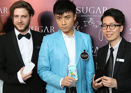 Samsung Note 9 poster exposed, gold S Pen eye-catching