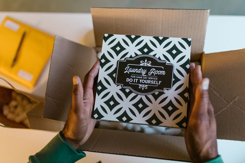 How Do Quantity and Volume Affect Pricing in B2B Packaging Printing?