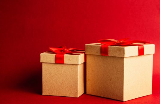 Custom Gifts vs Generic Gifts for B2B: Which Works Better?