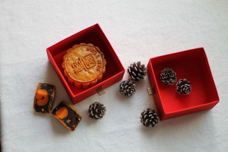 3. Customized Gourmet Food and Drink Hampers