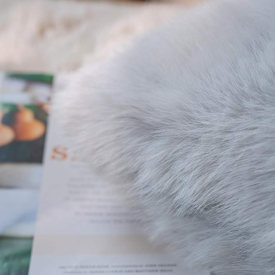 Custom Handmade Soft Fluffy Plush Luxury Cushion with Fur for Living Room Decoration