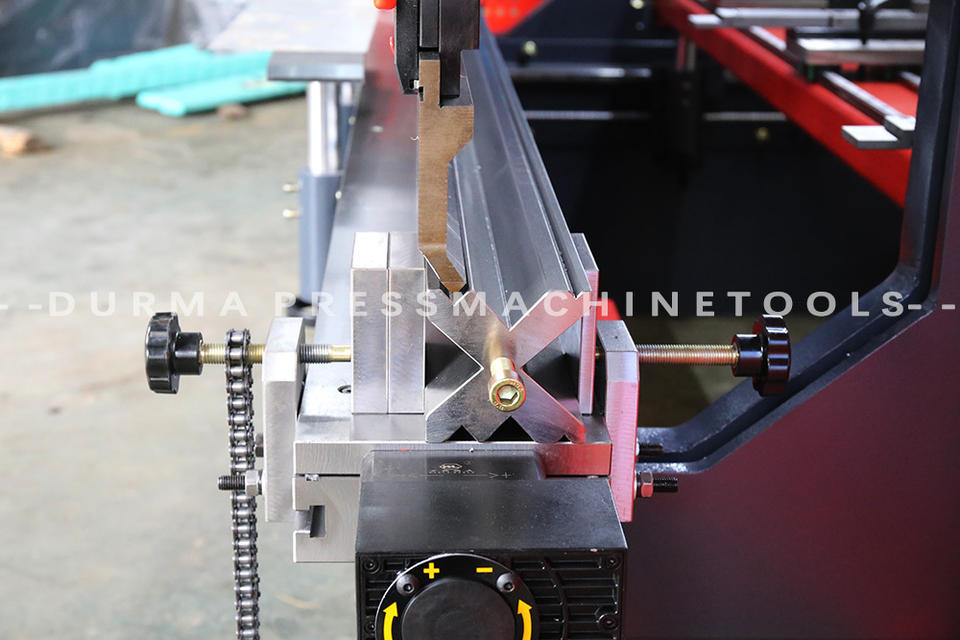 Durmapress CNC Hydraulic Press Brake 200T 3200mm with Bending Tools