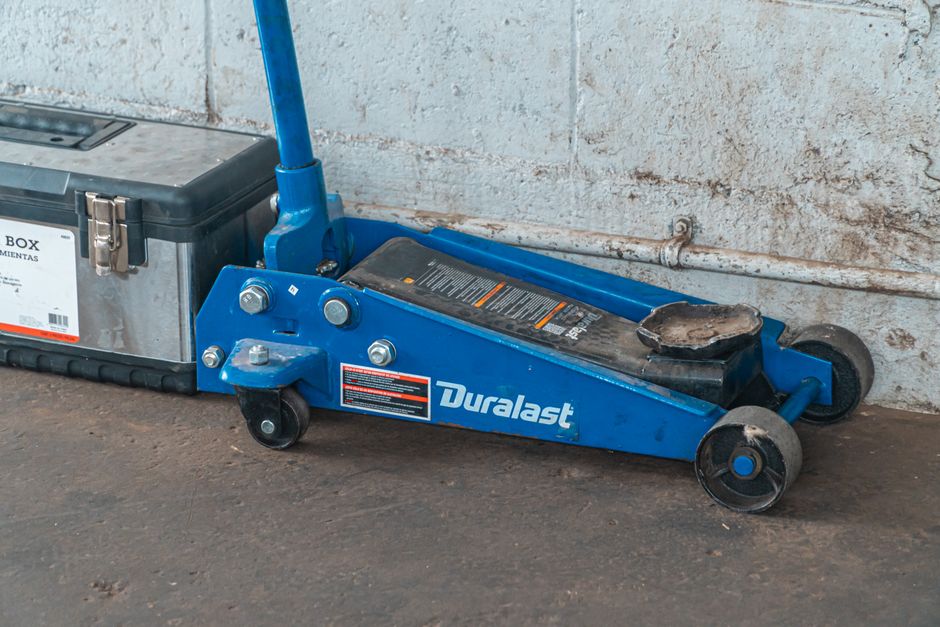 2. Portable Hydraulic Press for On-Site Oil Changes