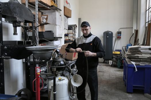 Hydraulic Press vs Pneumatic Press: Best for Your Factory?