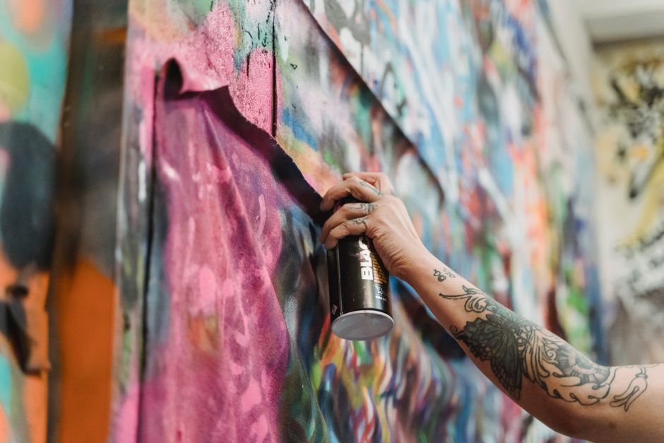 Introduction to Canvas Spray Painting in Foreign Trade
