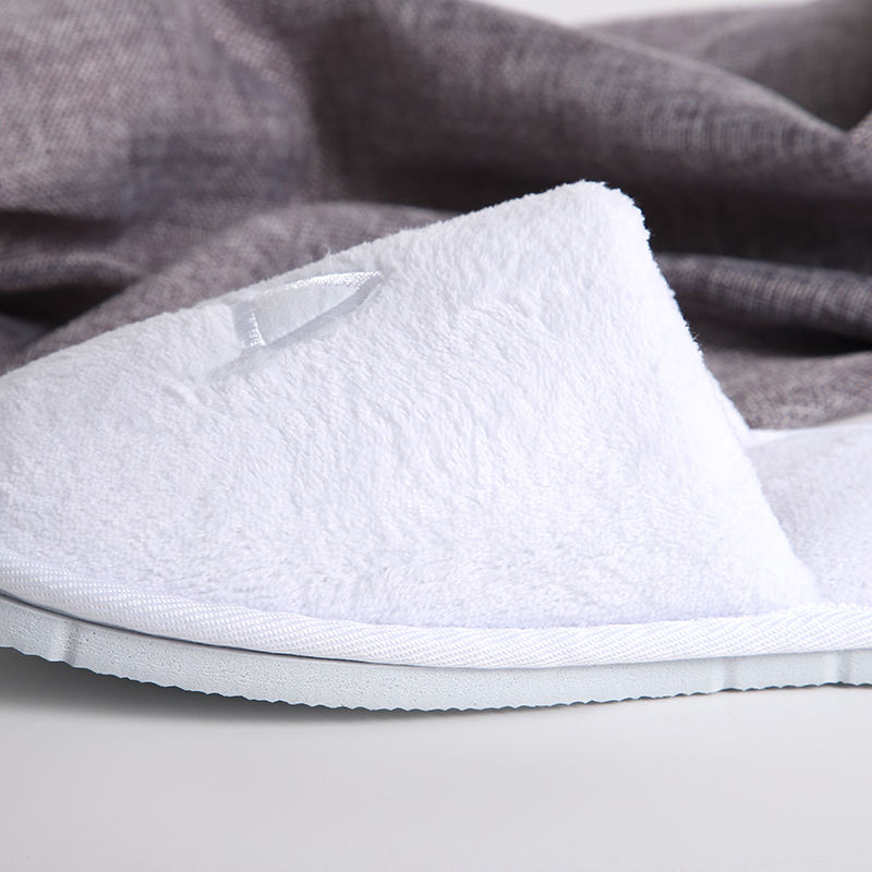 Eco-Friendly Closed Toe Hotel Slippers – Recyclable & Customizable for Guests