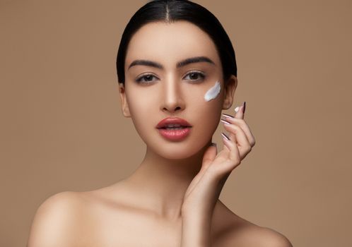 أفضل شركات التجميل للبشرة الحساسة: منتجات آمنة وفعالة