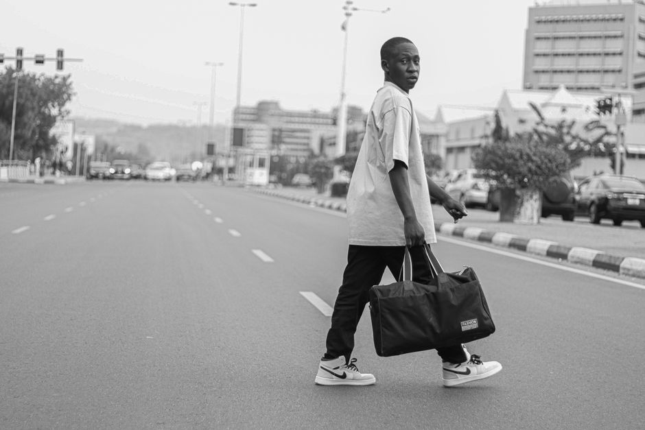 3. حقيبة الدف (Duffel) القماشية