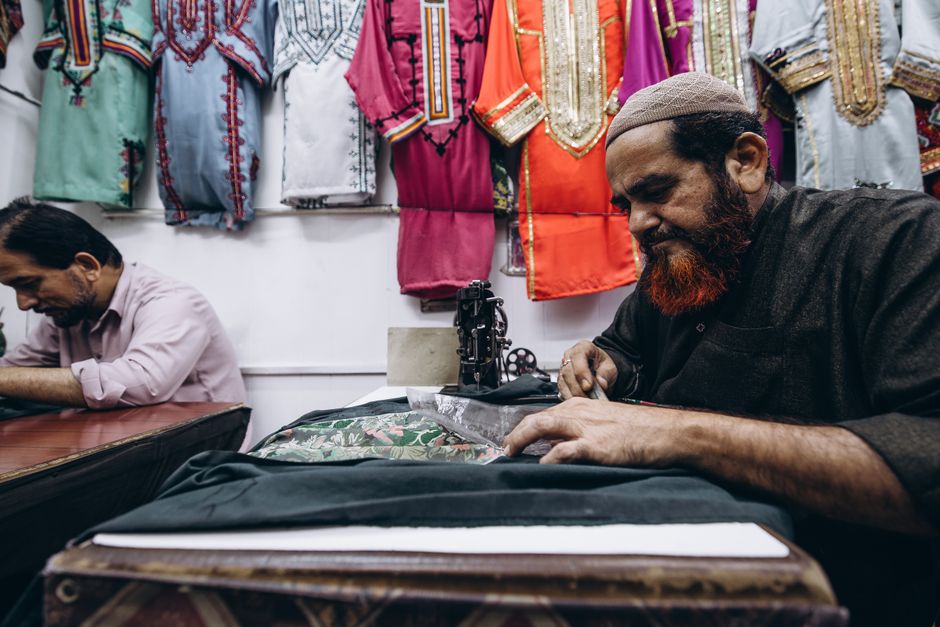 3. لف الملابس بدلاً من طيها