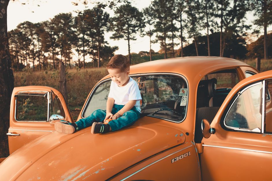 1. Qual é a lei sobre assento de carro para crianças de 8 anos?
