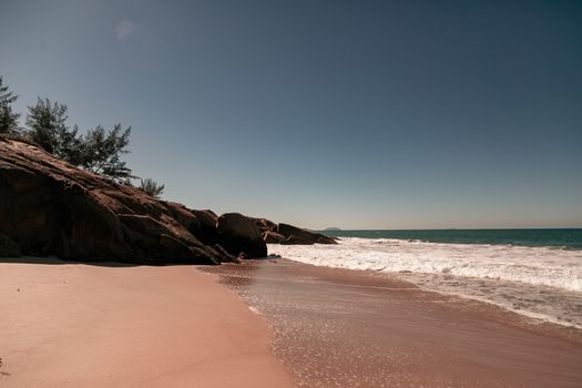 Cuidados com Ouvidos na Praia e Piscina: 10 Dicas Essenciais