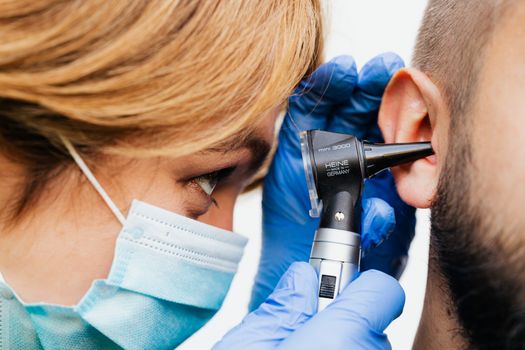 Como Identificar Cera de Ouvido em Excesso: Sinais