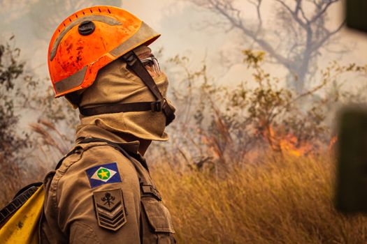 Capacete com Protetor Facial: Segurança Integrada