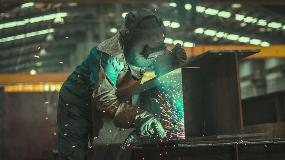 Por que o Capacete de Segurança é Essencial para Soldadores?