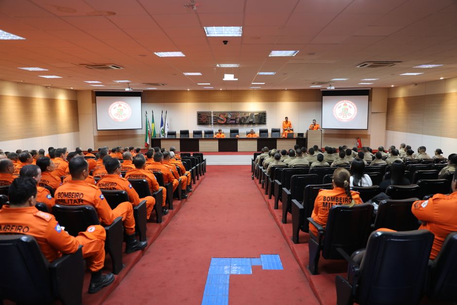Introdução: A Importância do Capacete de Segurança para Bombeiros