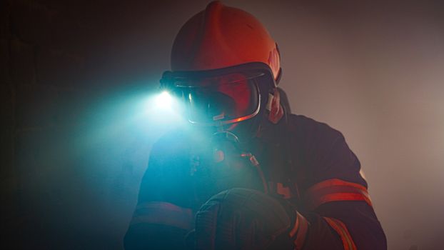 Capacete com Lanterna: Mãos Livres e Visibilidade