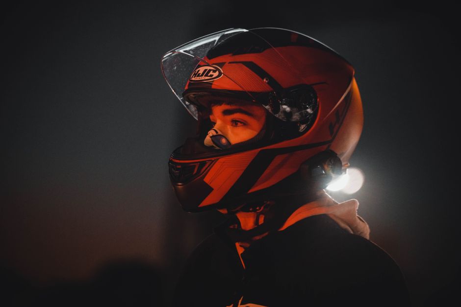 1. Por que Escolher um Capacete com Lanterna?