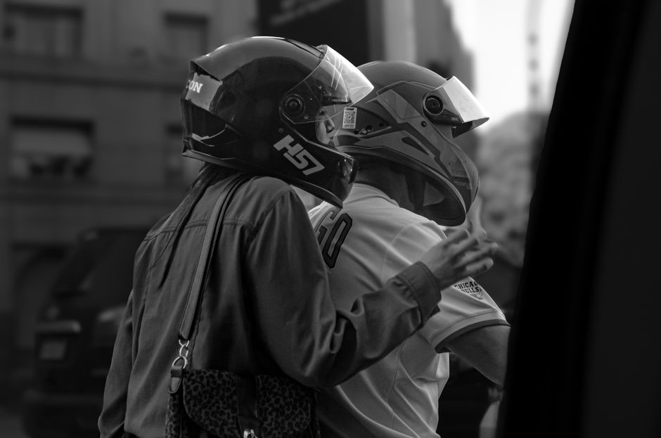 O que é um Capacete com Abas Laterais?