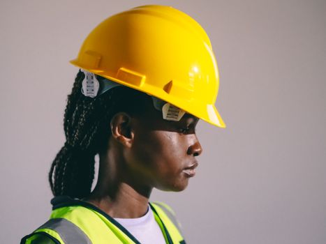 Capacete com Jugular: Segurança Reforçada para Obras