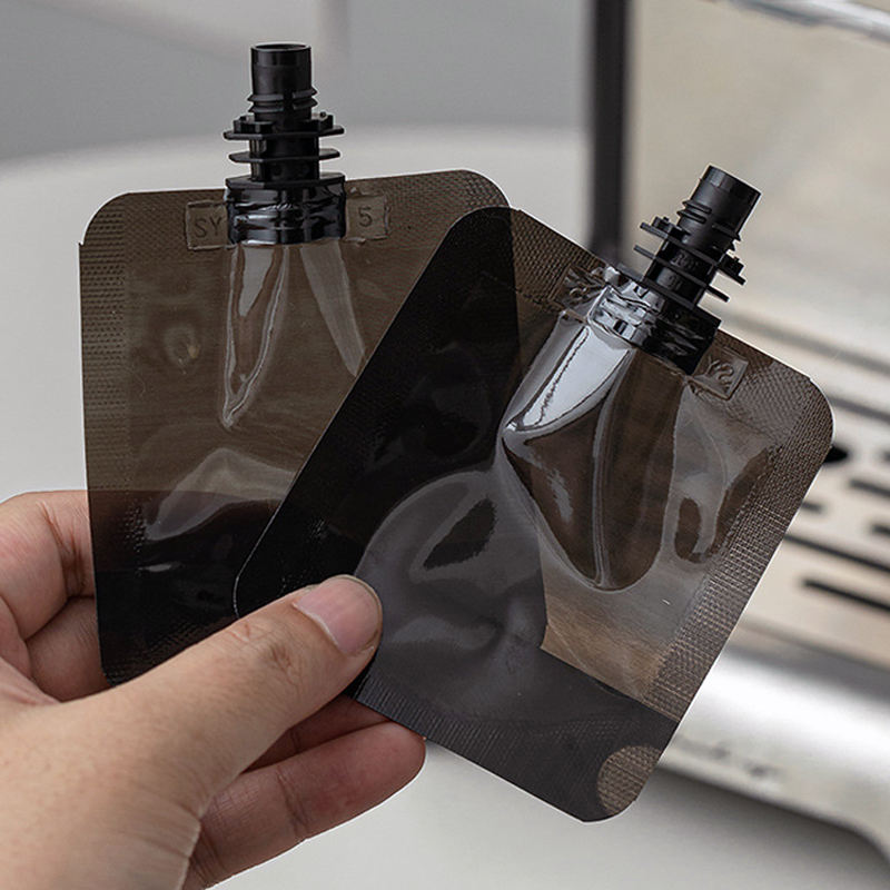 Mini Spout Pouch mit schwarzem Ausgießer – kleine, klare Plastikbeutel für Saft & Flüssigkeiten