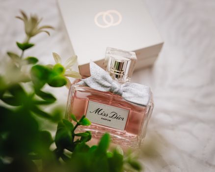 Lancement de Nouveau Parfum : Stratégies et Coulisses