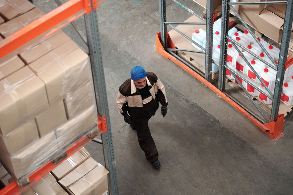 1. Évaluez vos besoins : analysez votre espace et votre volume de cartons