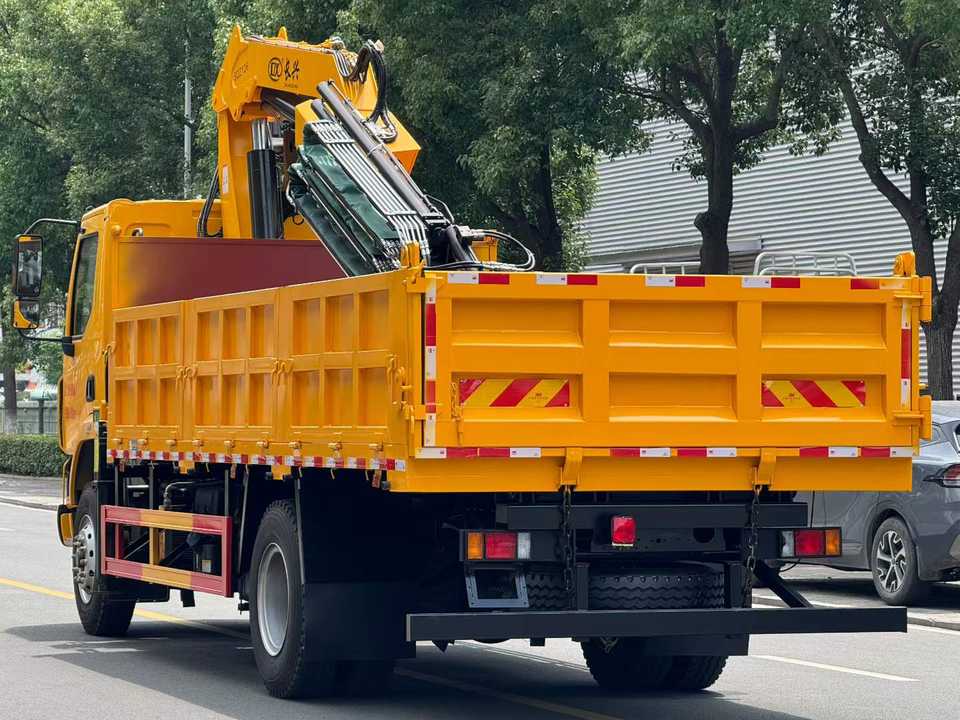 Grúa Hidráulica para Troncos de Alta Eficiencia con Brazo Articulado