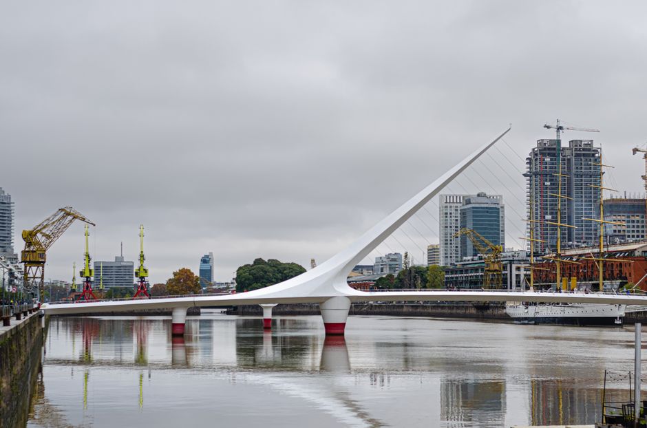 1. El Puente de la Bahía: Una Maravilla de la Ingeniería Moderna