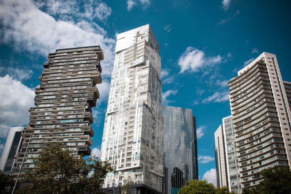 2. Rascacielos Eco-Sostenible: Construcción Vertical Eficiente