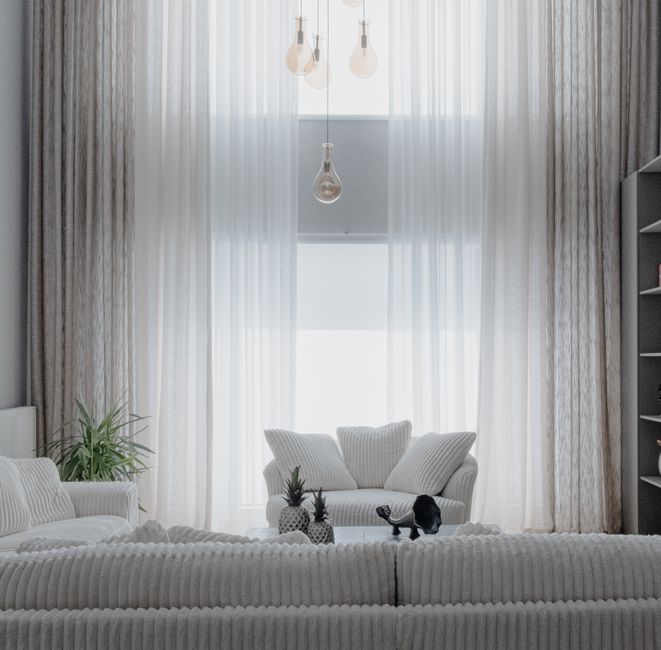 1. Maximiza la Luz Natural con Lámparas Colgantes