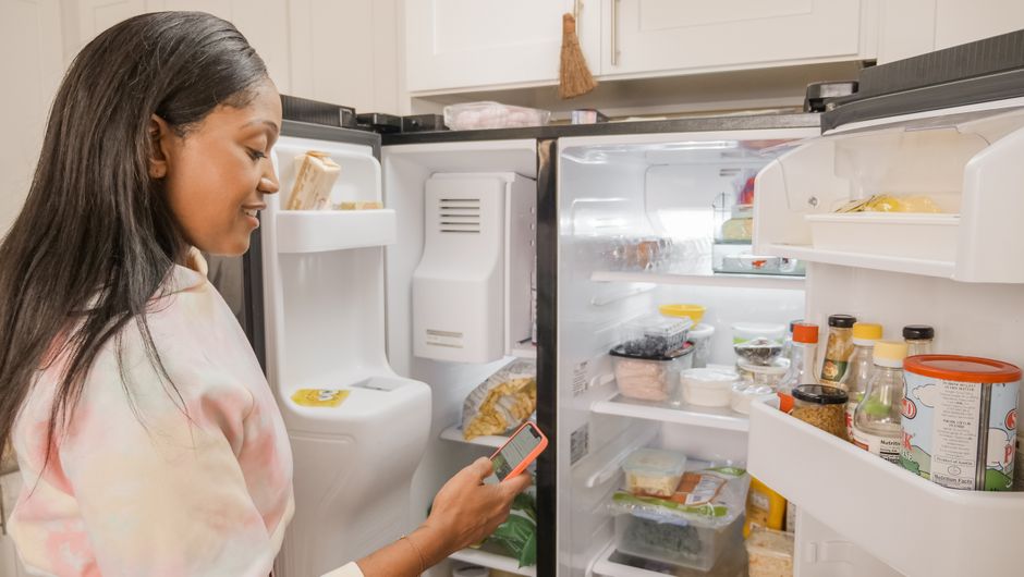 1. Refrigeradores Inteligentes con Pantalla Táctil