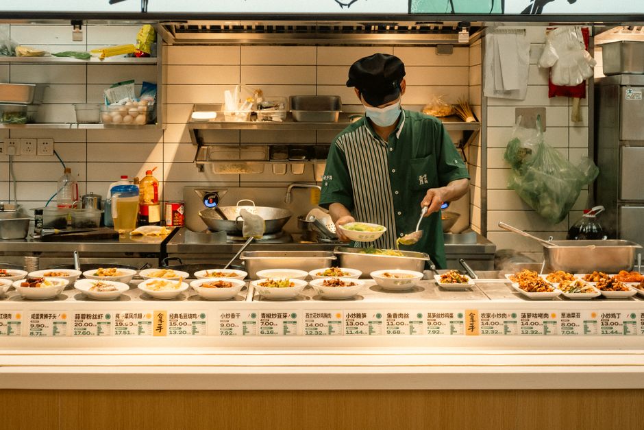はじめに:なぜ厨房にすべり止めテープが必要なのか