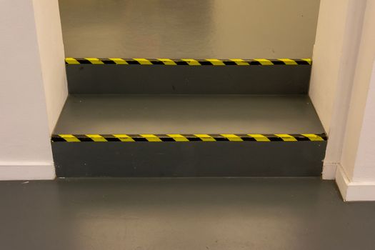 法人向けすべり止めテープまとめ買いの利点と節約術