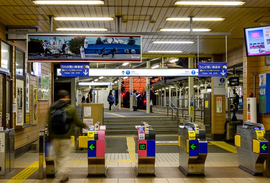 3. オフィスビル内の階段と入口での転倒防止