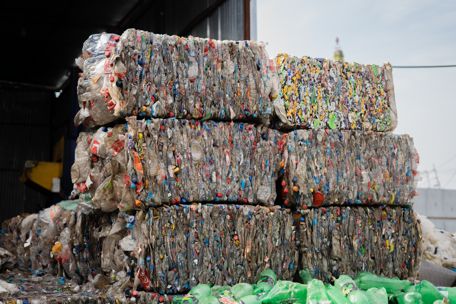 2. พลาสติกชีวภาพ (Bioplastics) ที่ย่อยสลายได้