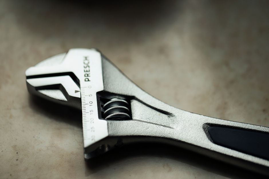 1. ประแจเลื่อน (Adjustable Wrench)