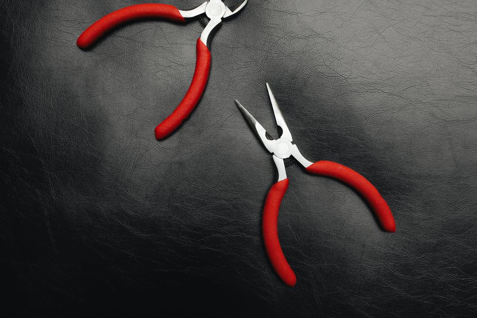 2. คีมปากแหลม (Long Nose Pliers)