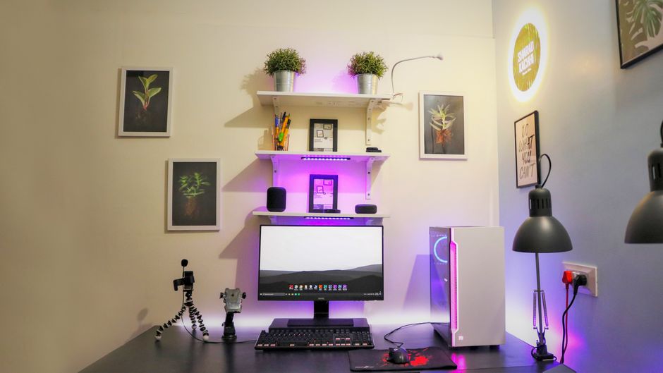 2. โต๊ะปรับระดับสูง-ต่ำได้ (Standing Desk)