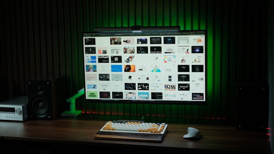 3. โคมไฟตั้งโต๊ะที่ปรับแสงได้ (Adjustable Desk Lamp)