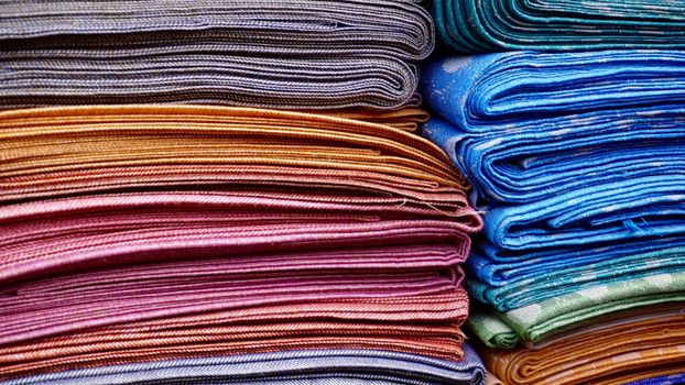 Vải dệt thoi vs vải không dệt: Khác nhau như thế nào?