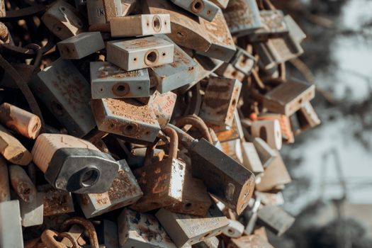 Cách Bảo Vệ Phụ Kiện Kim Khí Ngoài Trời Khỏi Gỉ Sét Hiệu Quả