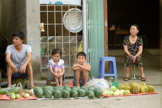 Chọn Bản Lề Cho Tủ Nhựa Giả Gỗ: Lưu Ý Quan Trọng