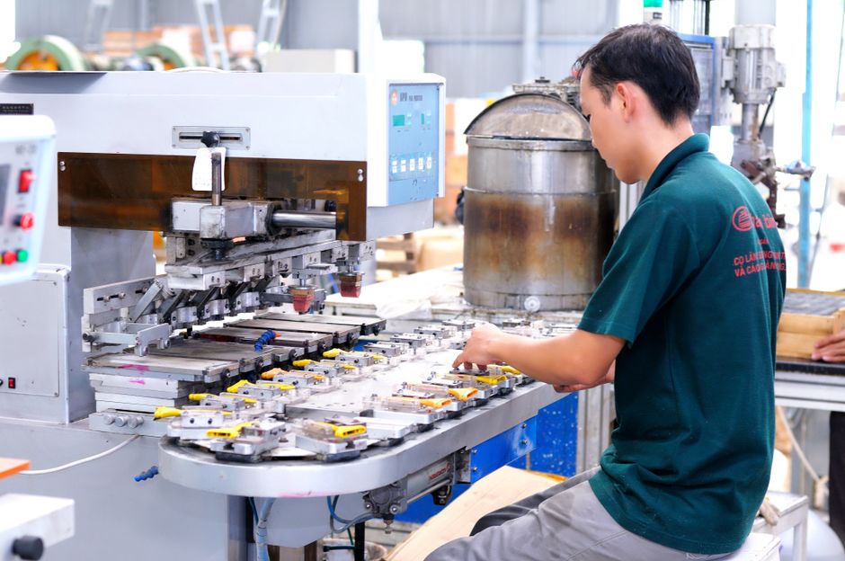 Tiêu Chí Chọn Bản Lề Cho Tủ Nhựa Giả Gỗ
