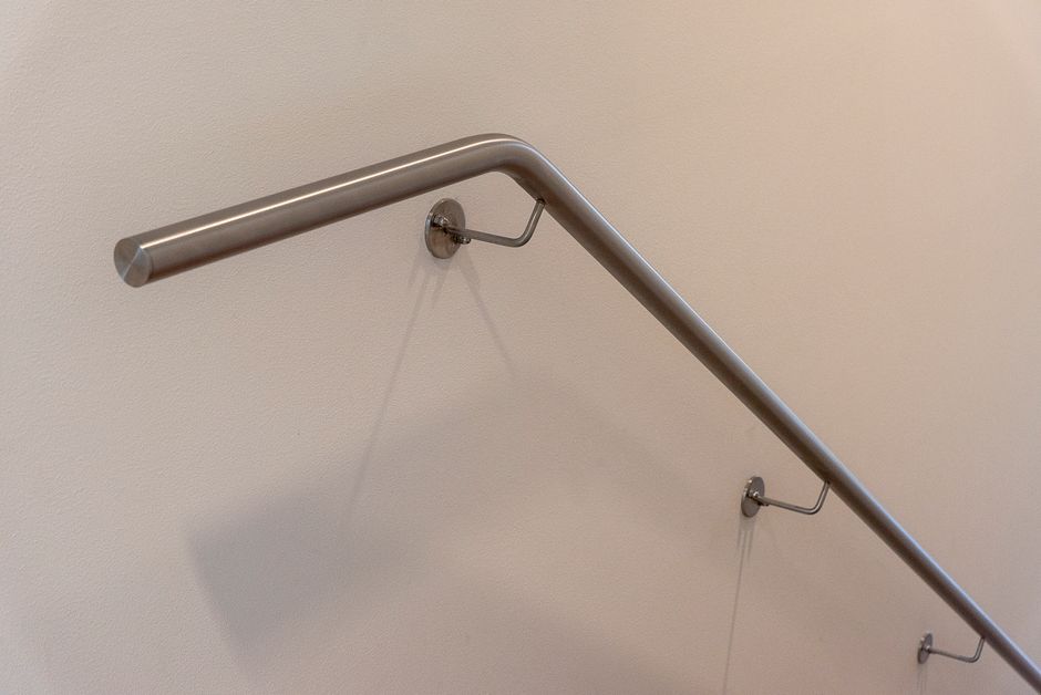 2. Tay Vịn Cầu Thang Inox Uốn Cong Mềm Mại