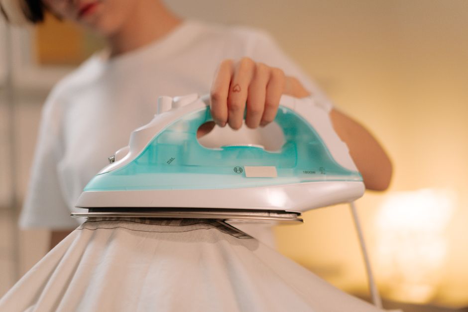 3. Pumili ng mga Damit na Wrinkle-Resistant