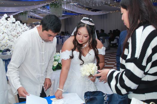 Paano Mag-ayos ng Damit na Pambabae para sa Kasal - Tips