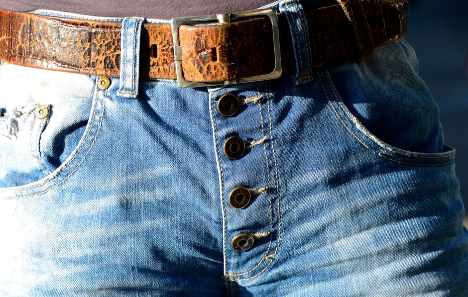 3. Denim Jeans na may Button-down Shirt