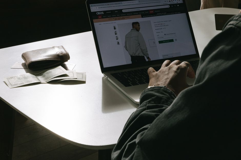 Bakit Mahalaga ang Paghahanap ng Murang Damit na Dekalidad Online?