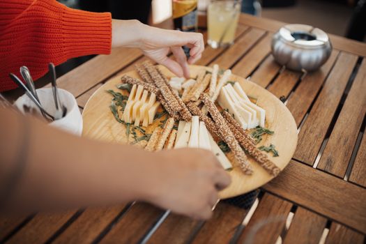 Paano Gumamit ng Mandoline Slicer nang Ligtas - Gabay
