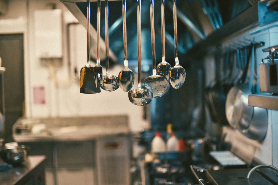 1. Kutsilyo ng Kusinero (Chef's Knife)